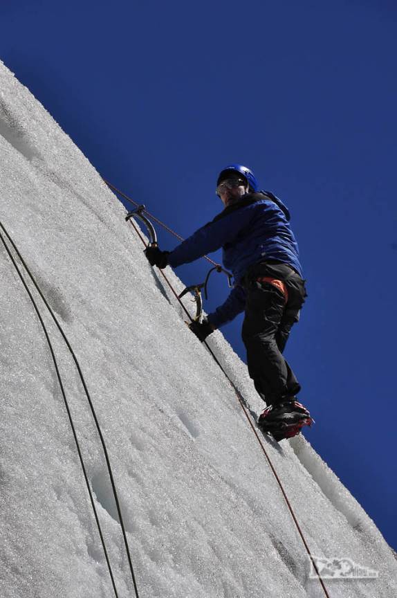 Pausa para dscanso durante a subida de mais uma parede de gelo no glaciar Viedma, no Parque Nacional Los Glaciares, região de El Chaltén, no sul da Argentina